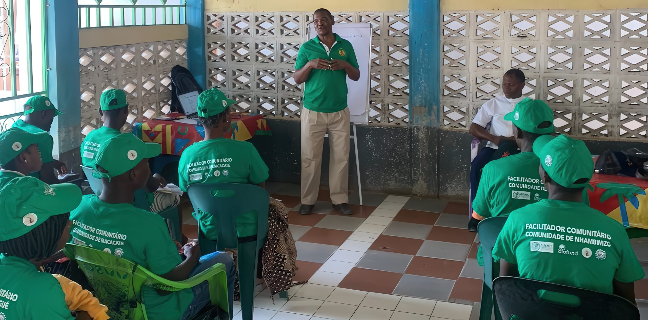 An instructor addresses a class.